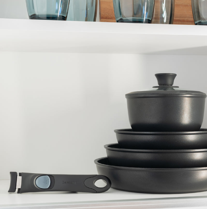 Non-stick cookware set - 2 frying pans 24/28 cm, 1 saucepan 16 cm + detachable handle