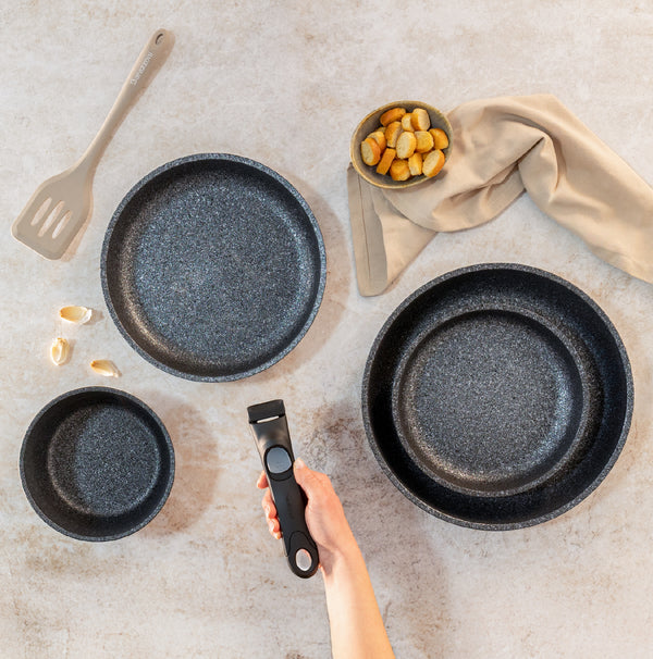 Set antiaderente 2 padelle 20/28 cm + manico staccabile